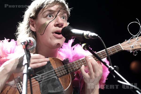 TUNE YARDS - 2011-06-02 - PARIS - Cafe de la Danse - 